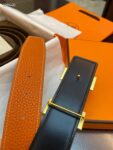 weigou_266272_4_269e7f442f HERMES✈️p130 🎁型号:原单!认准专柜正品包装 🎁等级:意大利进口🐂百分百头层牛皮,HERMES.爱马仕,世界著名奢侈品品牌,经典荔枝纹系列,双面荔枝纹,双面可用,进口头层🐂牛皮🐃,国外专柜有同款。24k钢扣,金色银色黑色✨时尚又不失优雅。夏天高调炫出来吧,西裤牛仔裤任意搭配,永不掉色,背面logo清晰可见 🎁材料: 🐂意大利进口原版牛皮🐂,原版皮+24k钢扣。百搭西裤牛仔裤,时尚大牌。实物更靓⚡️专柜品质。配送全套礼盒🎁包装,打孔器,手提袋,香港发票,海关贴齐全 🎁颜色: 认准如图专柜包装,3.8mm📣,双面荔枝纹,双面用,24k钢扣✨