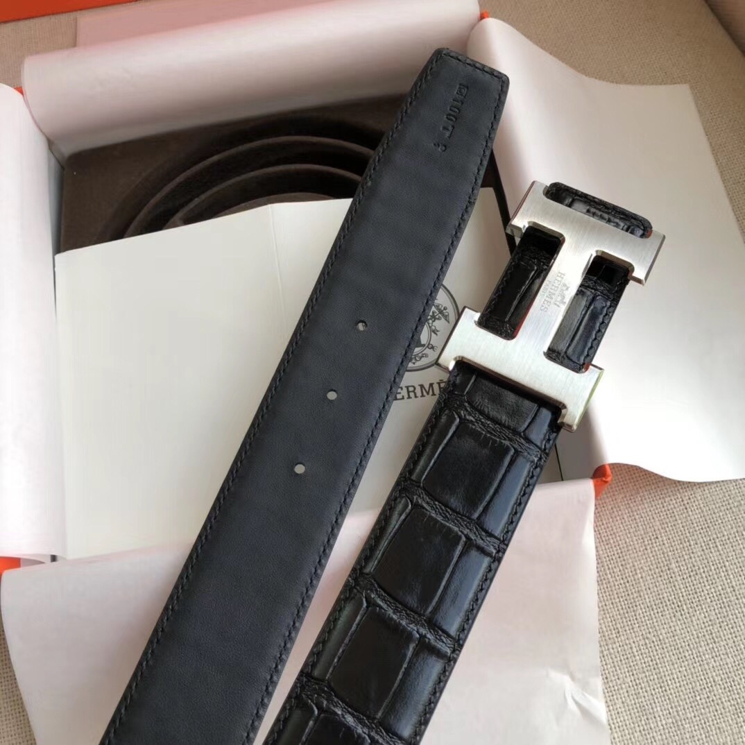 P120 配专柜包装，爱玛仕 专柜同款原单系列！专柜同款采用进口原版尼罗鳄头层肚皮纹搭配精致电镀铜扣，宽3.5cm💍用料 车线都是精益求精！注重每一个细节！ /