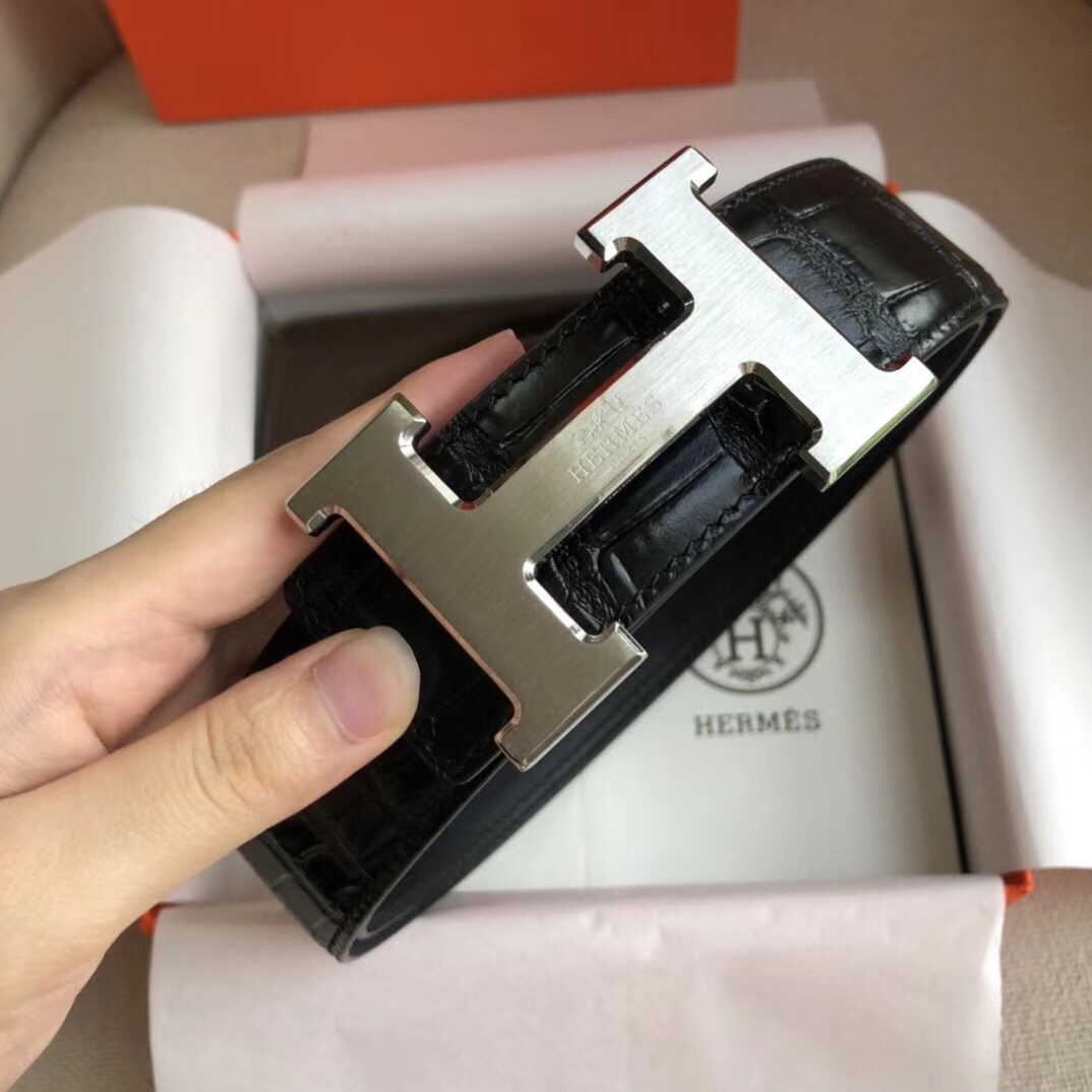 P120 配专柜包装，爱玛仕 专柜同款原单系列！专柜同款采用进口原版尼罗鳄头层肚皮纹搭配精致电镀铜扣，宽3.5cm💍用料 车线都是精益求精！注重每一个细节！ /
