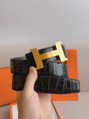 🎁男士腰带：爱马仕·✈·️原单·P130 🎁男士皮带：🐂百分百头层牛皮，保证真皮。24k纯钢扣🌈双面可用✨专柜同等质量， 送人自用首选✈️ 🎁包装： 请认准如图专柜包装，赠送打孔器，银联发票，宽度3.8cm