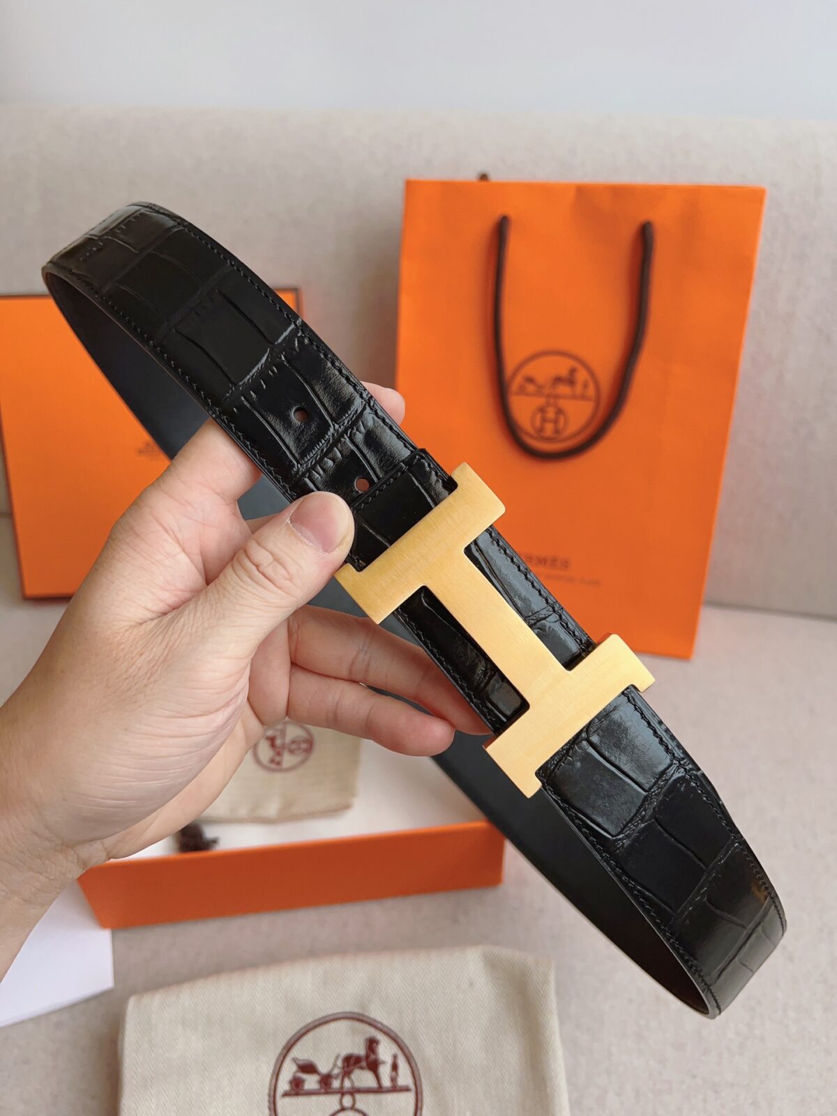 🎁男士腰带：爱马仕·✈·️原单·P130 🎁男士皮带：🐂百分百头层牛皮，保证真皮。24k纯钢扣🌈双面可用✨专柜同等质量， 送人自用首选✈️ 🎁包装： 请认准如图专柜包装，赠送打孔器，银联发票，宽度3.8cm