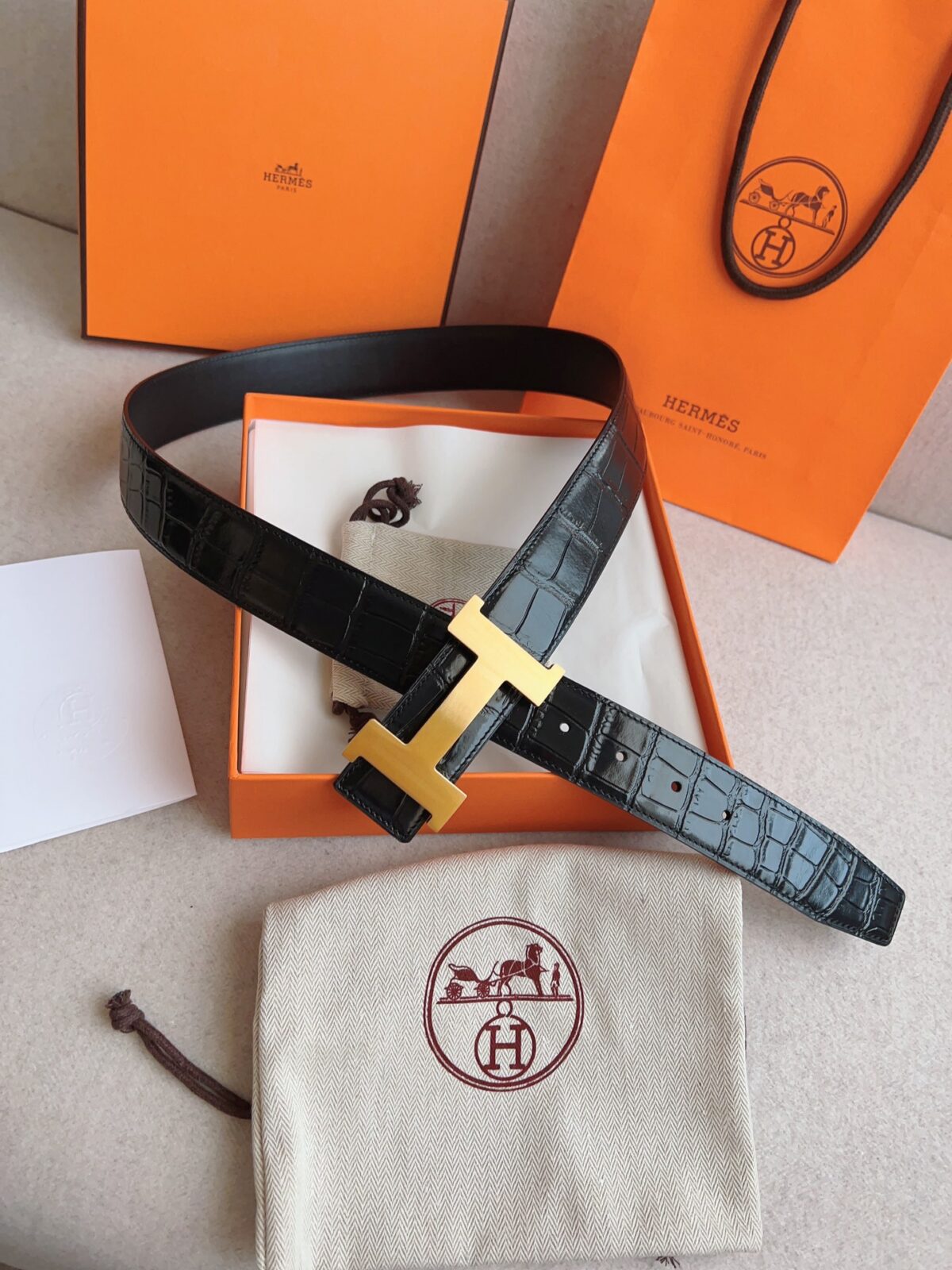 🎁男士腰带：爱马仕·✈·️原单·P130 🎁男士皮带：🐂百分百头层牛皮，保证真皮。24k纯钢扣🌈双面可用✨专柜同等质量， 送人自用首选✈️ 🎁包装： 请认准如图专柜包装，赠送打孔器，银联发票，宽度3.8cm