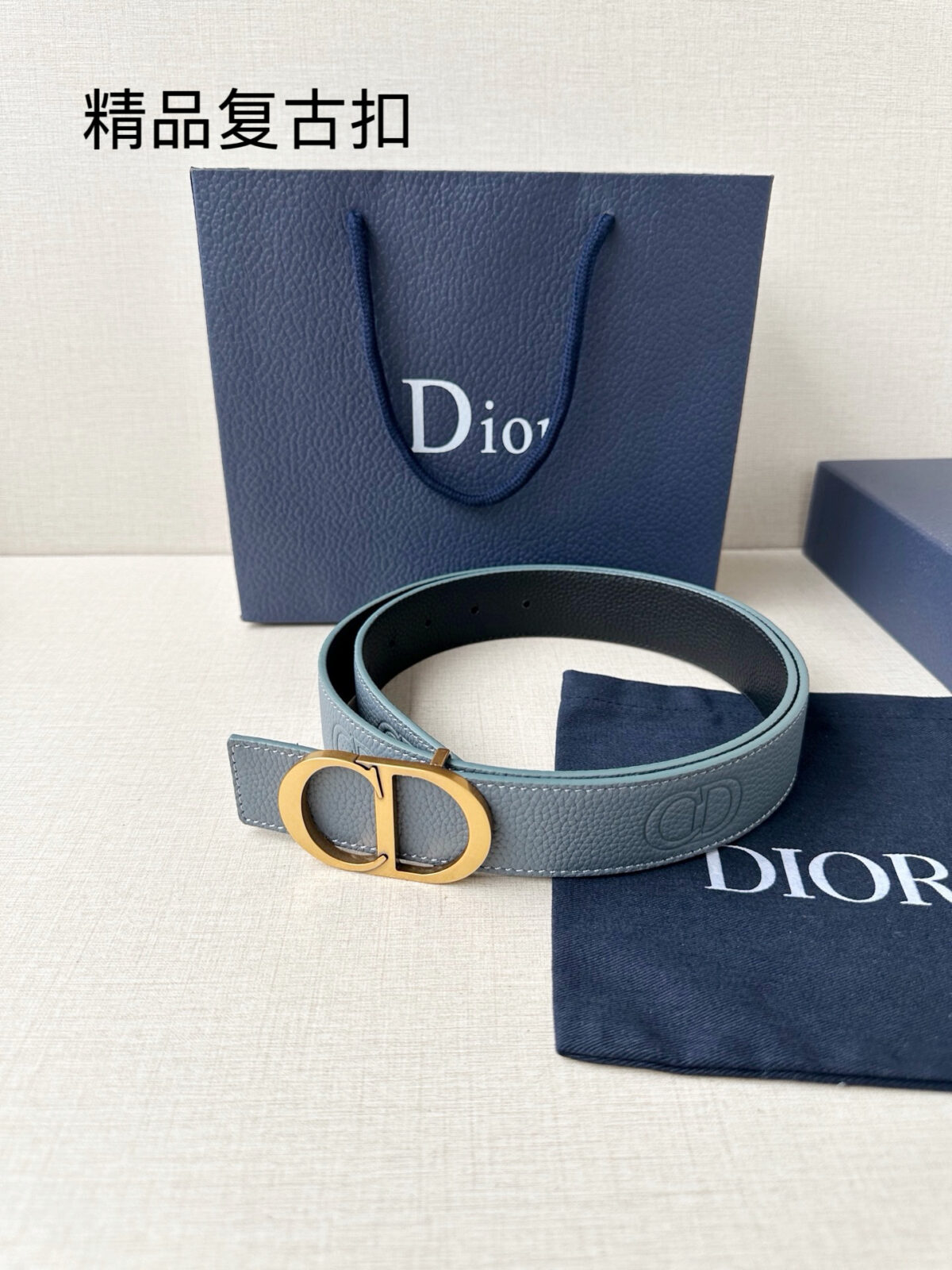 P130 Diro 宽度3.5cm这款腰带扣采用 CD Icon标志造型，以复古金色饰面不锈钢精心打造。可与各式35毫米腰带搭配，提升格调，打造优雅精致的造型。