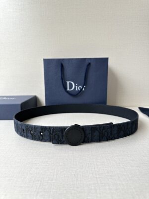 weigou_268004_0_f46105b76c Dior Charm 腰带扣是夏季男装系列新品,采用不锈钢真空电镀菱饰面精心设计,重新演绎经典的 Dior 标志。可与各式 35 毫米腰带搭配,时尚高雅,相得益彰。