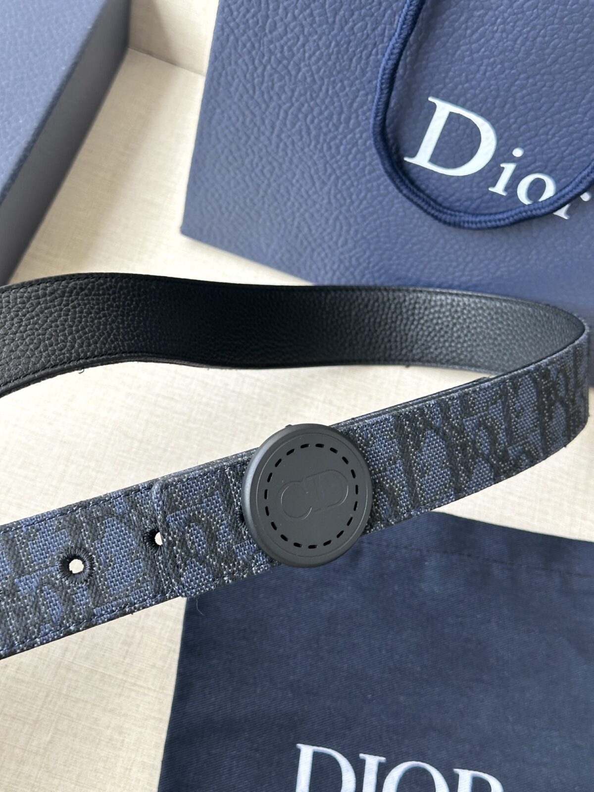 Dior Charm 腰带扣是夏季男装系列新品，采用不锈钢真空电镀菱饰面精心设计，重新演绎经典的 Dior 标志。可与各式 35 毫米腰带搭配，时尚高雅，相得益彰。