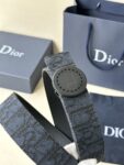 Dior Charm 腰带扣是夏季男装系列新品，采用不锈钢真空电镀菱饰面精心设计，重新演绎经典的 Dior 标志。可与各式 35 毫米腰带搭配，时尚高雅，相得益彰。