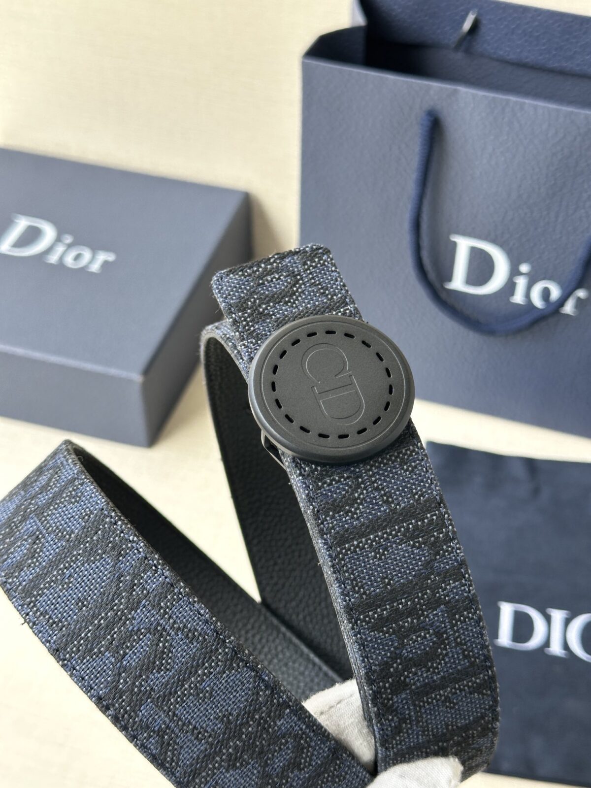 Dior Charm 腰带扣是夏季男装系列新品，采用不锈钢真空电镀菱饰面精心设计，重新演绎经典的 Dior 标志。可与各式 35 毫米腰带搭配，时尚高雅，相得益彰。