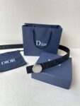 Dior Charm 腰带扣是夏季男装系列新品，采用不锈钢真空电镀菱饰面精心设计，重新演绎经典的 Dior 标志。可与各式 35 毫米腰带搭配，时尚高雅，相得益彰。
