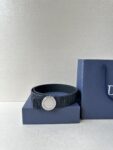 Dior Charm 腰带扣是夏季男装系列新品，采用不锈钢真空电镀菱饰面精心设计，重新演绎经典的 Dior 标志。可与各式 35 毫米腰带搭配，时尚高雅，相得益彰。