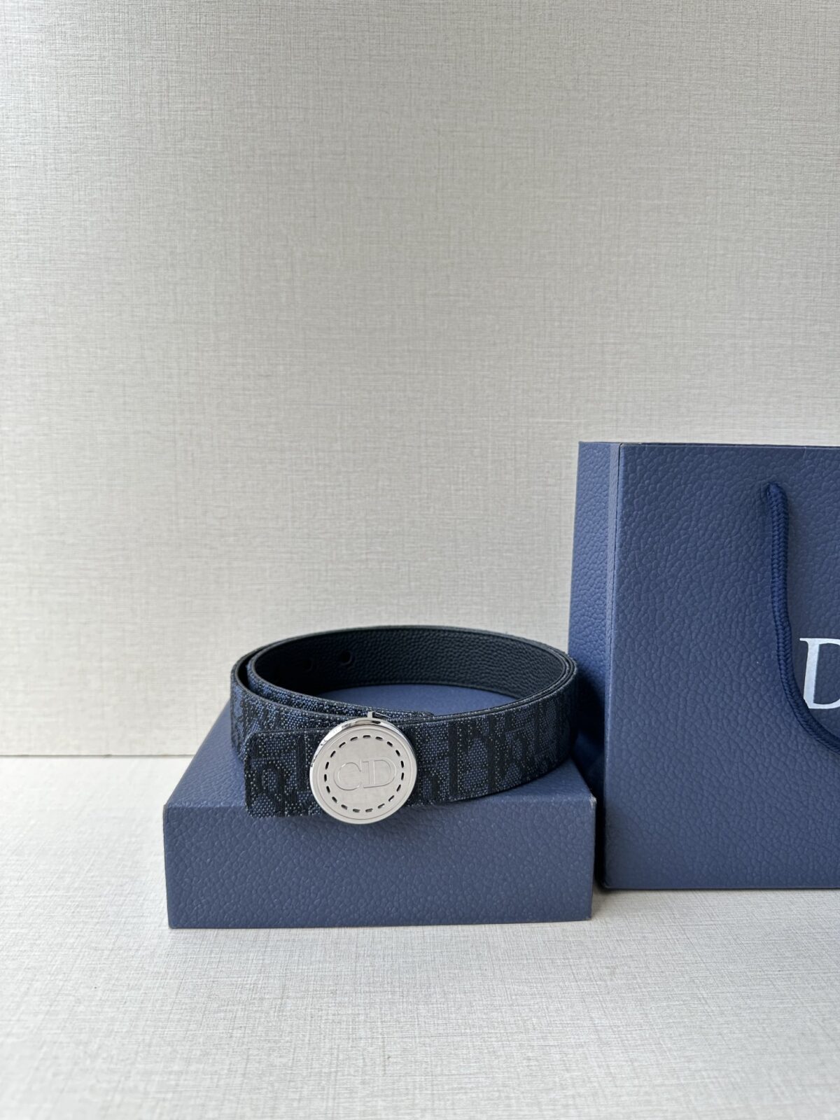 Dior Charm 腰带扣是夏季男装系列新品，采用不锈钢真空电镀菱饰面精心设计，重新演绎经典的 Dior 标志。可与各式 35 毫米腰带搭配，时尚高雅，相得益彰。