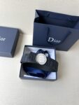 Dior Charm 腰带扣是夏季男装系列新品，采用不锈钢真空电镀菱饰面精心设计，重新演绎经典的 Dior 标志。可与各式 35 毫米腰带搭配，时尚高雅，相得益彰。