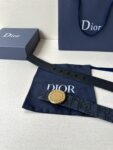 Dior Charm 腰带扣是夏季男装系列新品，采用不锈钢真空电镀菱饰面精心设计，重新演绎经典的 Dior 标志。可与各式 35 毫米腰带搭配，时尚高雅，相得益彰。