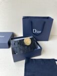 Dior Charm 腰带扣是夏季男装系列新品，采用不锈钢真空电镀菱饰面精心设计，重新演绎经典的 Dior 标志。可与各式 35 毫米腰带搭配，时尚高雅，相得益彰。