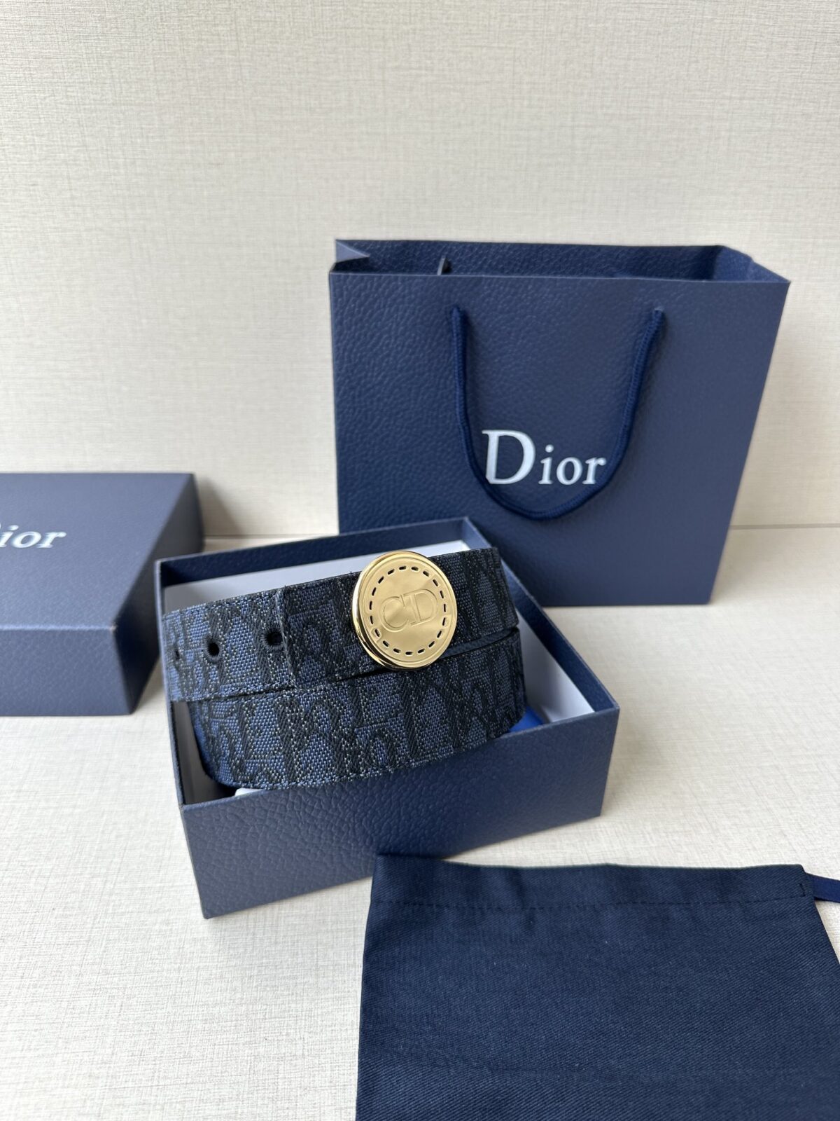 Dior Charm 腰带扣是夏季男装系列新品，采用不锈钢真空电镀菱饰面精心设计，重新演绎经典的 Dior 标志。可与各式 35 毫米腰带搭配，时尚高雅，相得益彰。