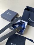 Dior Charm 腰带扣是夏季男装系列新品，采用不锈钢真空电镀菱饰面精心设计，重新演绎经典的 Dior 标志。可与各式 35 毫米腰带搭配，时尚高雅，相得益彰。