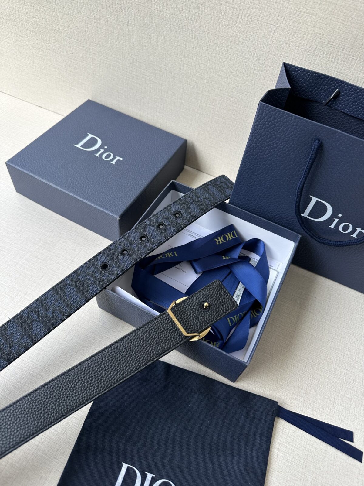Dior Charm 腰带扣是夏季男装系列新品，采用不锈钢真空电镀菱饰面精心设计，重新演绎经典的 Dior 标志。可与各式 35 毫米腰带搭配，时尚高雅，相得益彰。
