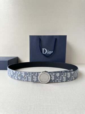 weigou_268021_0_3900c05484 Dior Charm 腰带扣是夏季男装系列新品,采用不锈钢真空电镀菱饰面精心设计,重新演绎经典的 Dior 标志。可与各式 35 毫米腰带搭配,时尚高雅,相得益彰。