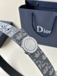 Dior Charm 腰带扣是夏季男装系列新品，采用不锈钢真空电镀菱饰面精心设计，重新演绎经典的 Dior 标志。可与各式 35 毫米腰带搭配，时尚高雅，相得益彰。