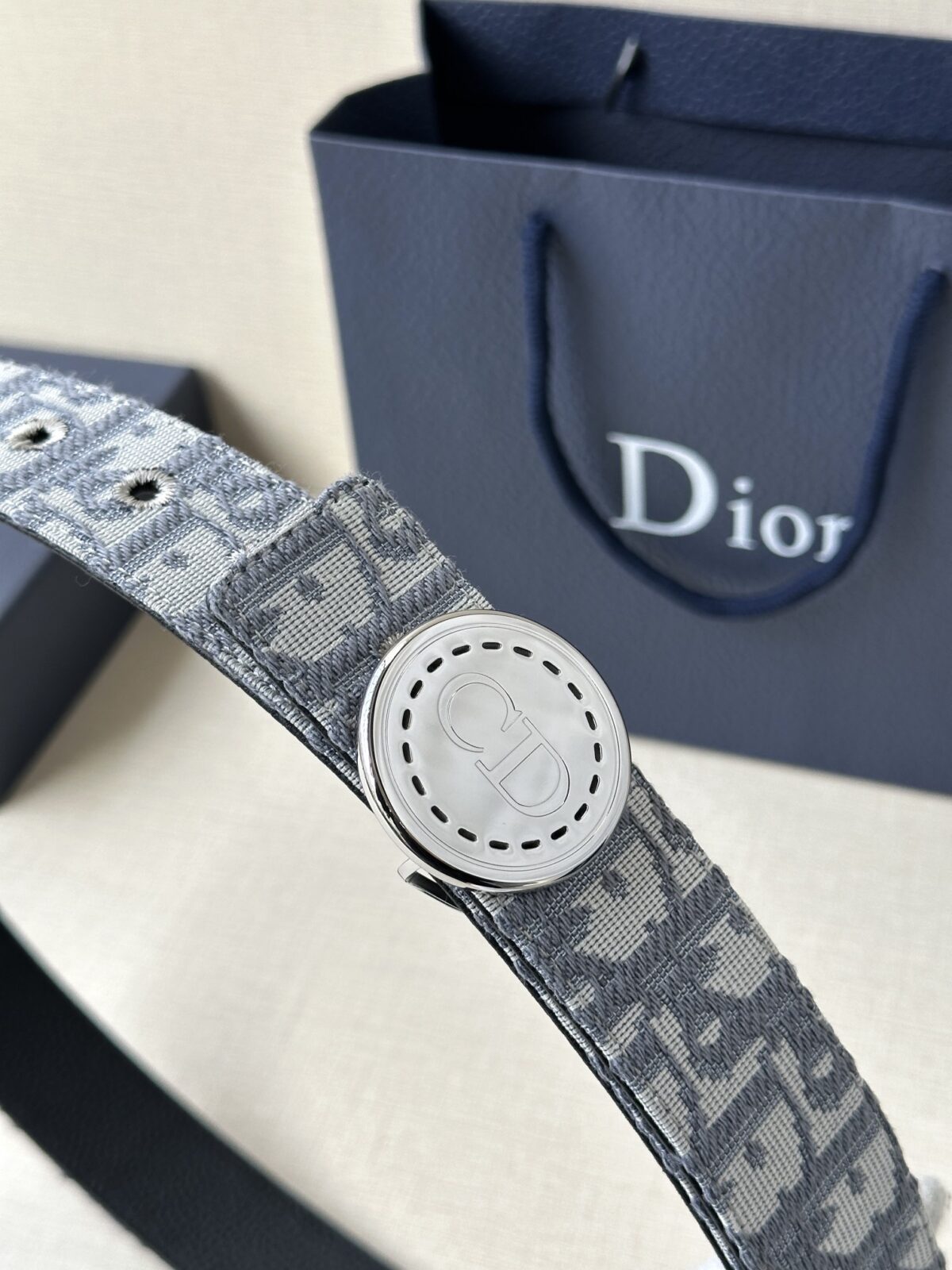 Dior Charm 腰带扣是夏季男装系列新品，采用不锈钢真空电镀菱饰面精心设计，重新演绎经典的 Dior 标志。可与各式 35 毫米腰带搭配，时尚高雅，相得益彰。