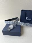 Dior Charm 腰带扣是夏季男装系列新品，采用不锈钢真空电镀菱饰面精心设计，重新演绎经典的 Dior 标志。可与各式 35 毫米腰带搭配，时尚高雅，相得益彰。