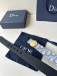 Dior Charm 腰带扣是夏季男装系列新品，采用不锈钢真空电镀菱饰面精心设计，重新演绎经典的 Dior 标志。可与各式 35 毫米腰带搭配，时尚高雅，相得益彰。