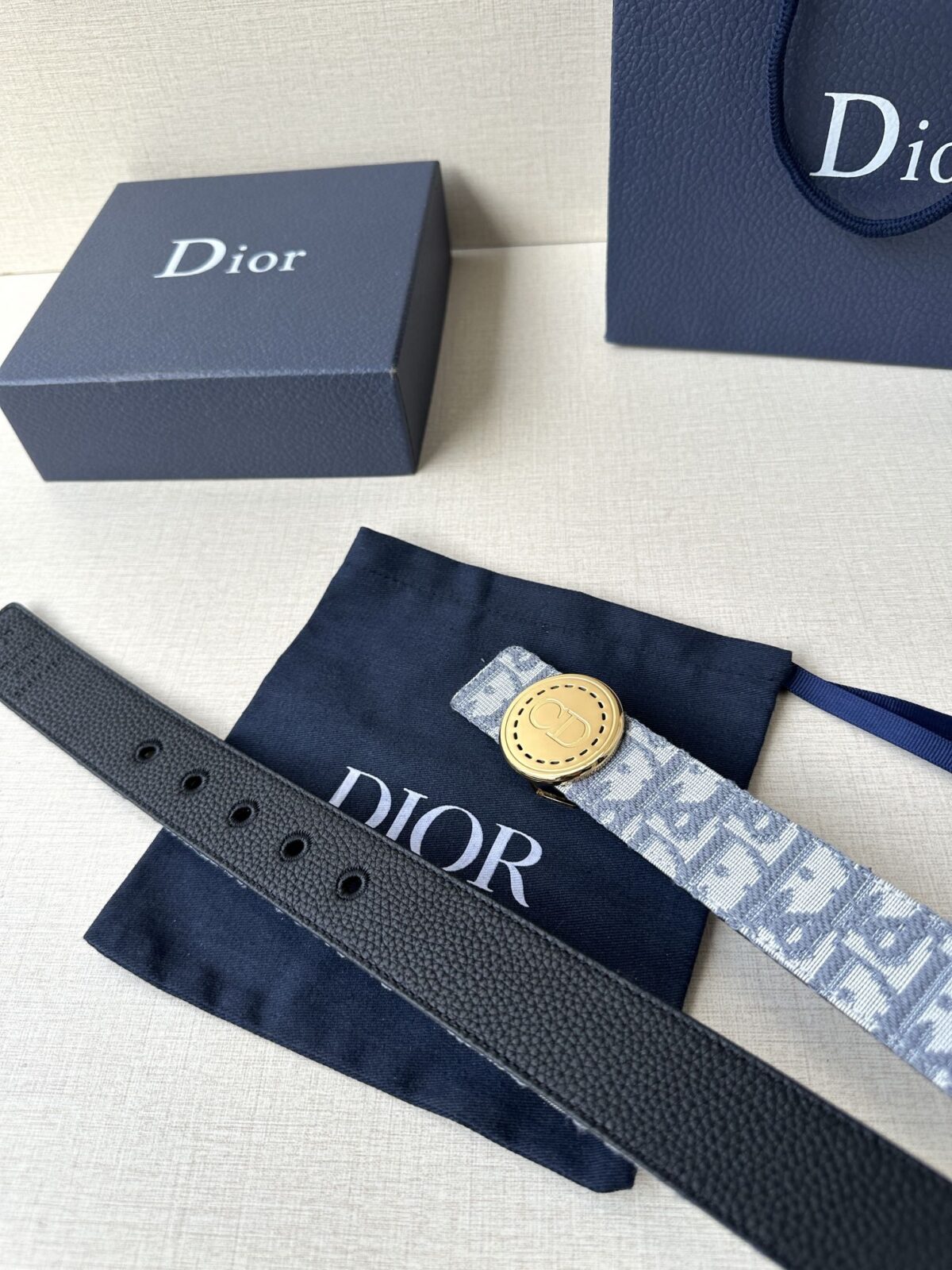 Dior Charm 腰带扣是夏季男装系列新品，采用不锈钢真空电镀菱饰面精心设计，重新演绎经典的 Dior 标志。可与各式 35 毫米腰带搭配，时尚高雅，相得益彰。