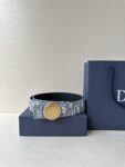 Dior Charm 腰带扣是夏季男装系列新品，采用不锈钢真空电镀菱饰面精心设计，重新演绎经典的 Dior 标志。可与各式 35 毫米腰带搭配，时尚高雅，相得益彰。