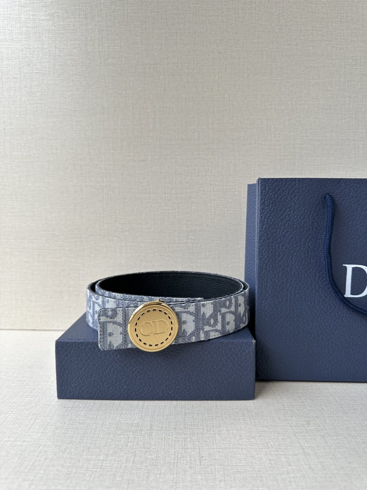 Dior Charm 腰带扣是夏季男装系列新品，采用不锈钢真空电镀菱饰面精心设计，重新演绎经典的 Dior 标志。可与各式 35 毫米腰带搭配，时尚高雅，相得益彰。