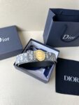 Dior Charm 腰带扣是夏季男装系列新品，采用不锈钢真空电镀菱饰面精心设计，重新演绎经典的 Dior 标志。可与各式 35 毫米腰带搭配，时尚高雅，相得益彰。