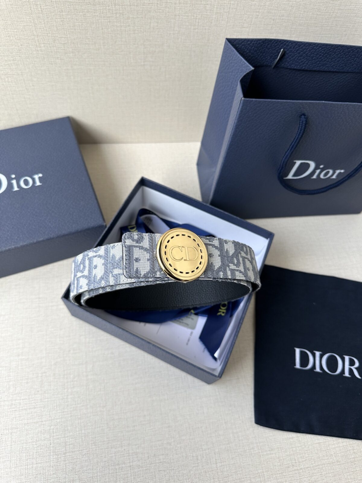 Dior Charm 腰带扣是夏季男装系列新品，采用不锈钢真空电镀菱饰面精心设计，重新演绎经典的 Dior 标志。可与各式 35 毫米腰带搭配，时尚高雅，相得益彰。