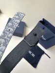 Dior Charm 腰带扣是夏季男装系列新品，采用不锈钢真空电镀菱饰面精心设计，重新演绎经典的 Dior 标志。可与各式 35 毫米腰带搭配，时尚高雅，相得益彰。