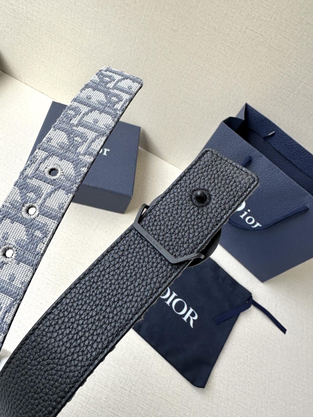 Dior Charm 腰带扣是夏季男装系列新品，采用不锈钢真空电镀菱饰面精心设计，重新演绎经典的 Dior 标志。可与各式 35 毫米腰带搭配，时尚高雅，相得益彰。
