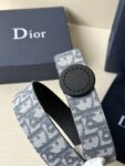 Dior Charm 腰带扣是夏季男装系列新品，采用不锈钢真空电镀菱饰面精心设计，重新演绎经典的 Dior 标志。可与各式 35 毫米腰带搭配，时尚高雅，相得益彰。
