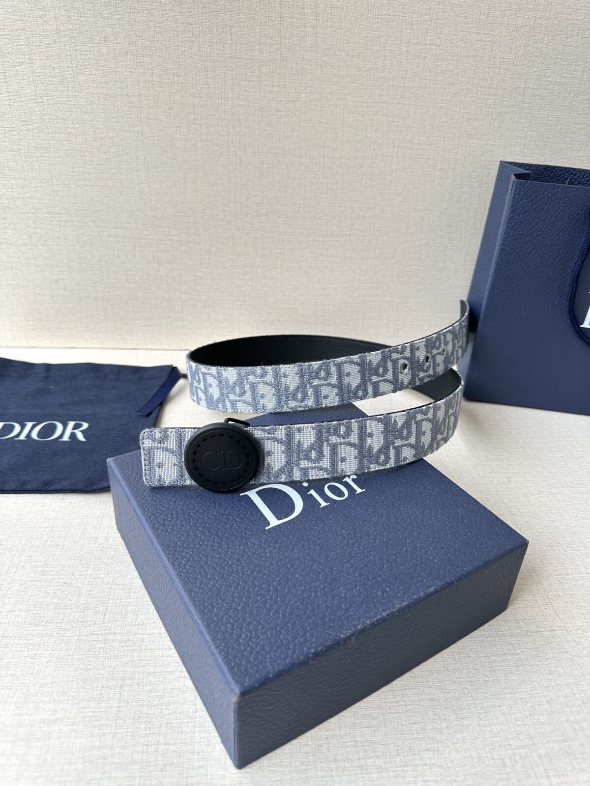 Dior Charm 腰带扣是夏季男装系列新品，采用不锈钢真空电镀菱饰面精心设计，重新演绎经典的 Dior 标志。可与各式 35 毫米腰带搭配，时尚高雅，相得益彰。