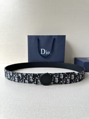 weigou_268038_0_080de5ddf3 Dior Charm 腰带扣是夏季男装系列新品,采用不锈钢真空电镀菱饰面精心设计,重新演绎经典的 Dior 标志。可与各式 35 毫米腰带搭配,时尚高雅,相得益彰。