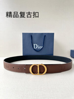 P130 Diro 宽度3.5cm这款腰带扣采用 CD Icon标志造型，以复古金色饰面不锈钢精心打造。可与各式35毫米腰带搭配，提升格调，打造优雅精致的造型。