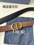 P130 Diro 宽度3.5cm这款腰带扣采用 CD Icon标志造型，以复古金色饰面不锈钢精心打造。可与各式35毫米腰带搭配，提升格调，打造优雅精致的造型。