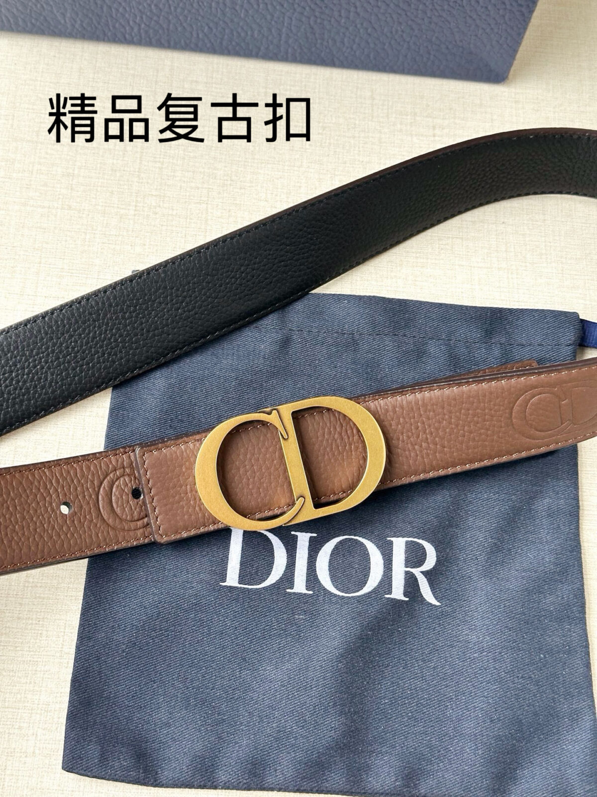 P130 Diro 宽度3.5cm这款腰带扣采用 CD Icon标志造型，以复古金色饰面不锈钢精心打造。可与各式35毫米腰带搭配，提升格调，打造优雅精致的造型。