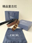 P130 Diro 宽度3.5cm这款腰带扣采用 CD Icon标志造型，以复古金色饰面不锈钢精心打造。可与各式35毫米腰带搭配，提升格调，打造优雅精致的造型。