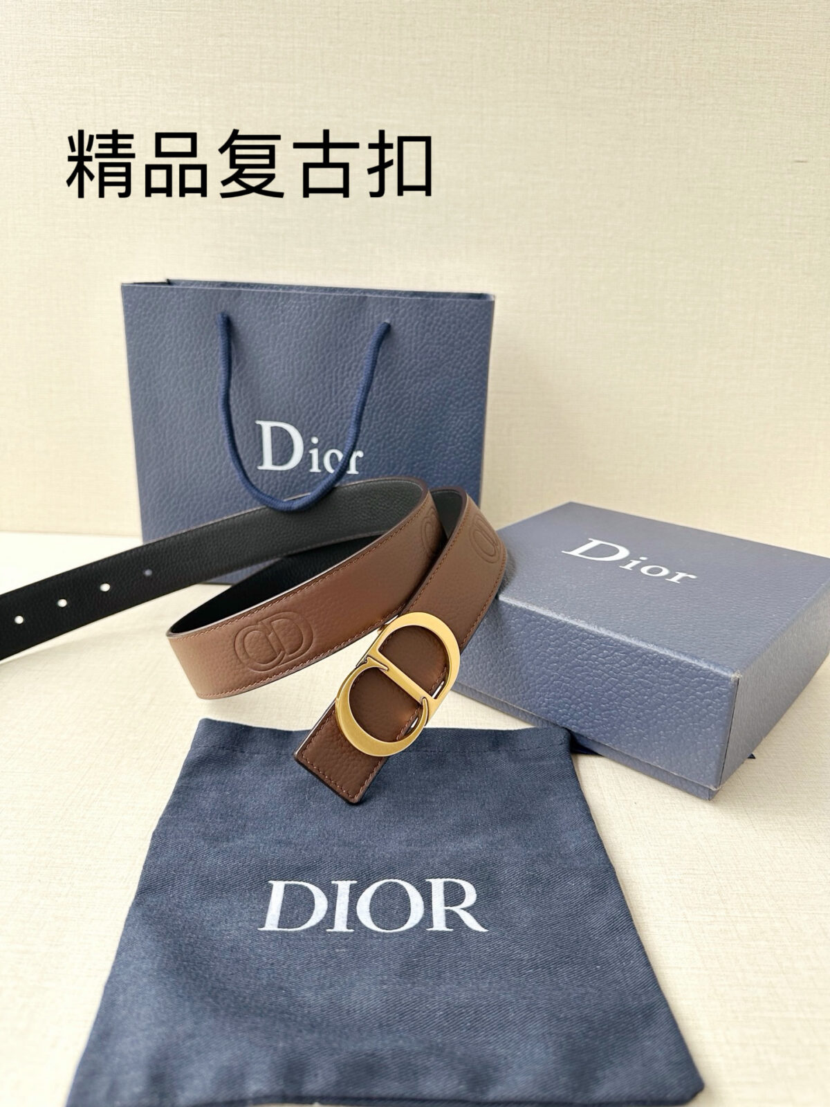 P130 Diro 宽度3.5cm这款腰带扣采用 CD Icon标志造型，以复古金色饰面不锈钢精心打造。可与各式35毫米腰带搭配，提升格调，打造优雅精致的造型。