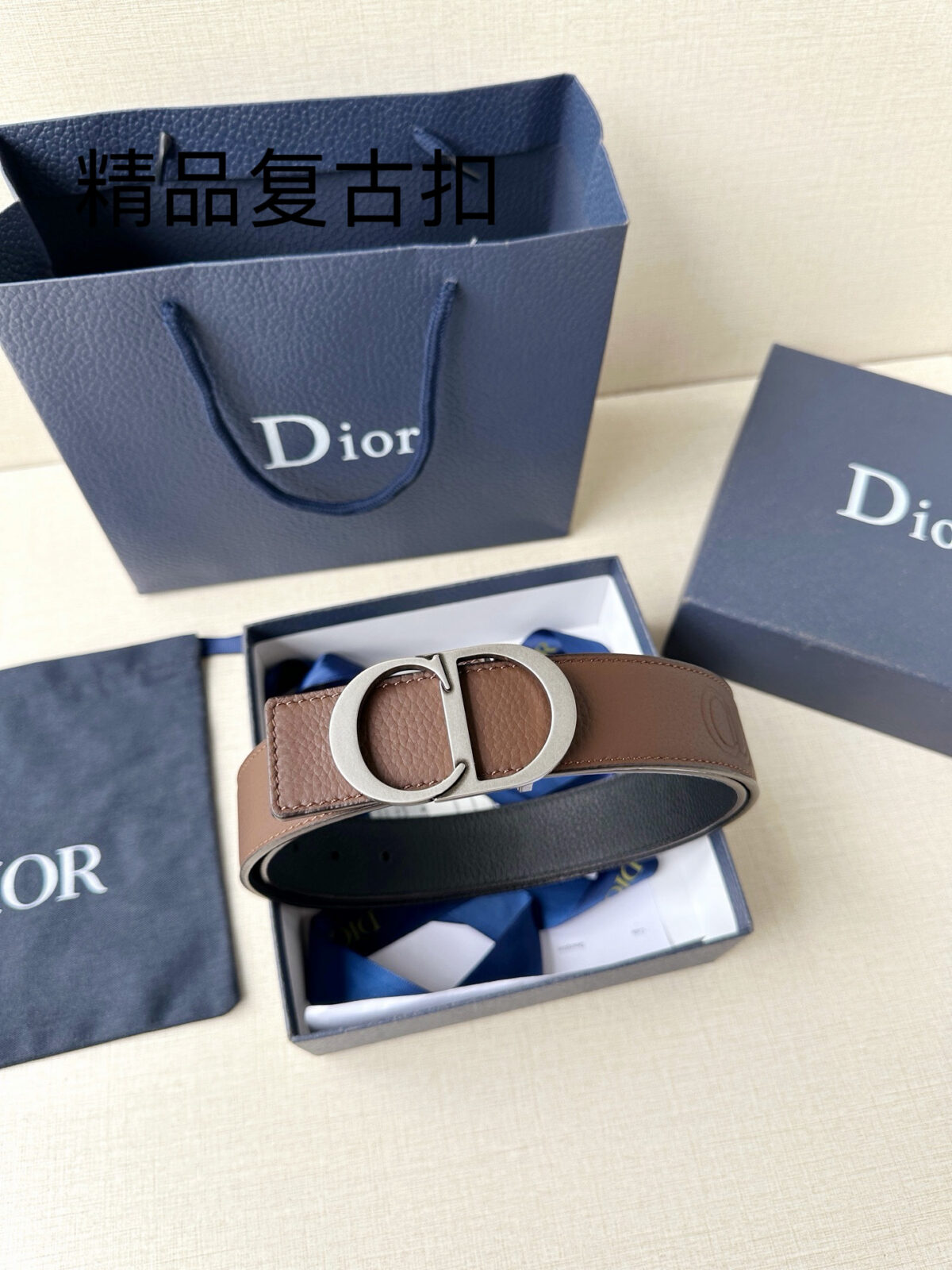 P130 Diro 宽度3.5cm这款腰带扣采用 CD Icon标志造型，以复古金色饰面不锈钢精心打造。可与各式35毫米腰带搭配，提升格调，打造优雅精致的造型。