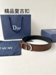P130 Diro 宽度3.5cm这款腰带扣采用 CD Icon标志造型，以复古金色饰面不锈钢精心打造。可与各式35毫米腰带搭配，提升格调，打造优雅精致的造型。