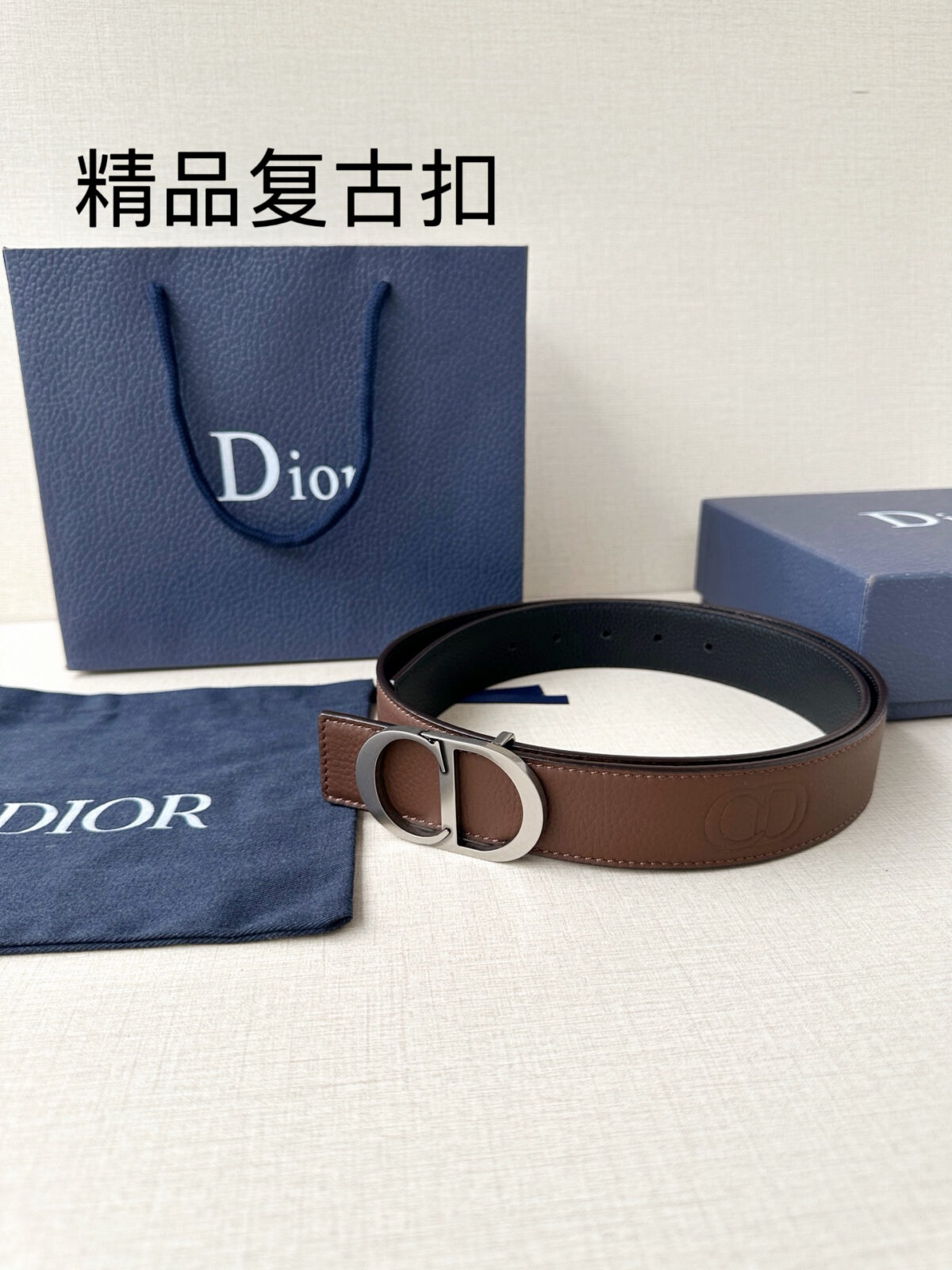 P130 Diro 宽度3.5cm这款腰带扣采用 CD Icon标志造型，以复古金色饰面不锈钢精心打造。可与各式35毫米腰带搭配，提升格调，打造优雅精致的造型。