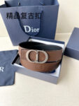 P130 Diro 宽度3.5cm这款腰带扣采用 CD Icon标志造型，以复古金色饰面不锈钢精心打造。可与各式35毫米腰带搭配，提升格调，打造优雅精致的造型。