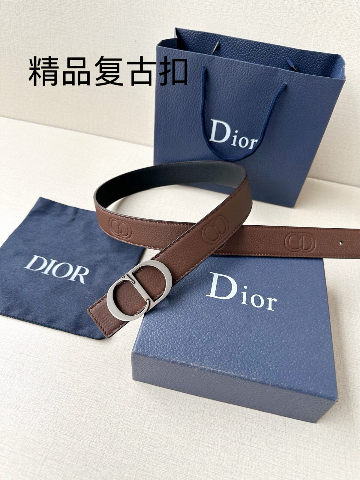 P130 Diro 宽度3.5cm这款腰带扣采用 CD Icon标志造型，以复古金色饰面不锈钢精心打造。可与各式35毫米腰带搭配，提升格调，打造优雅精致的造型。