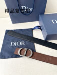 P130 Diro 宽度3.5cm这款腰带扣采用 CD Icon标志造型，以复古金色饰面不锈钢精心打造。可与各式35毫米腰带搭配，提升格调，打造优雅精致的造型。