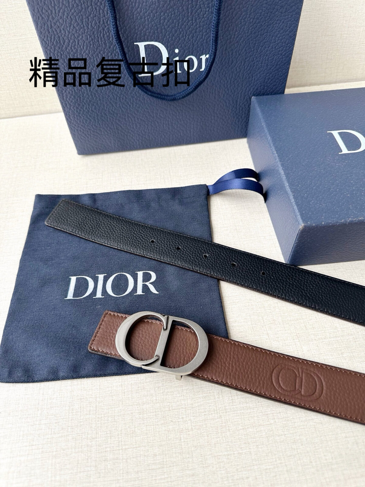 P130 Diro 宽度3.5cm这款腰带扣采用 CD Icon标志造型，以复古金色饰面不锈钢精心打造。可与各式35毫米腰带搭配，提升格调，打造优雅精致的造型。
