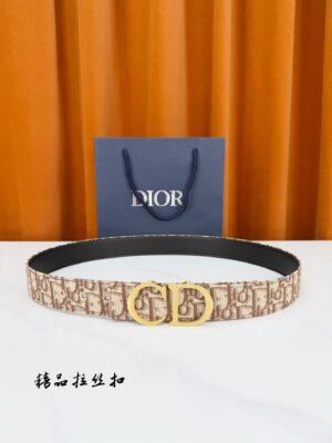 Dior 宽度3.5cm老花帆布腰带，满印Oblique经典提花，反面黑色光面皮革双面从容切换。拉丝CD金属扣大气矗立，定调法式摩登，藏蓝礼盒缎带精装
