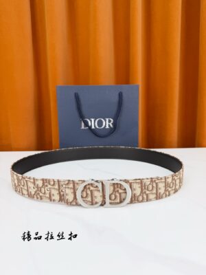 Dior 宽度3.5cm老花帆布腰带，满印Oblique经典提花，反面黑色光面皮革双面从容切换。拉丝CD金属扣大气矗立，定调法式摩登，藏蓝礼盒缎带精装
