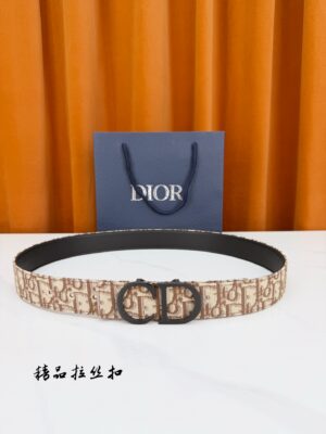Dior 宽度3.5cm老花帆布腰带，满印Oblique经典提花，反面黑色光面皮革双面从容切换。拉丝CD金属扣大气矗立，定调法式摩登，藏蓝礼盒缎带精装